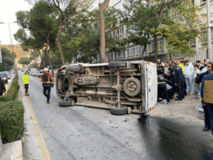 Kaldırıma çarpıp takla attı, park halindeki araçlara çarparak durabildi