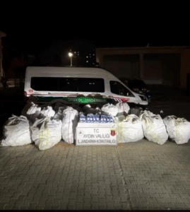 Şüphe üzerinde durdurulan iki araçta 1,9 milyon liralık sahte ayakkabı ele geçirildi