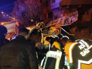 Araçta sıkışan sürücüyü itfaiye ekipleri kurtardı