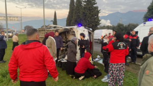 Portakal işçilerini taşıyan minibüs devrildi: 16 yaralı