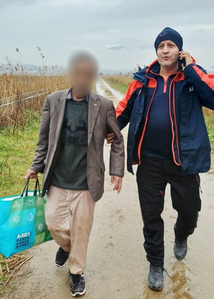 Kaybolan Alzheimer hastası yaşlı adam sulama kanalı kenarında bulundu