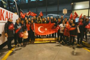Çifte madalya kazandı, memleketinde coşkuyla karşılandı