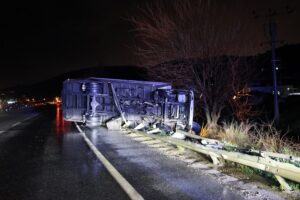 Kamyon bariyerlerde askıda kaldı, sürücü hafif yaralandı