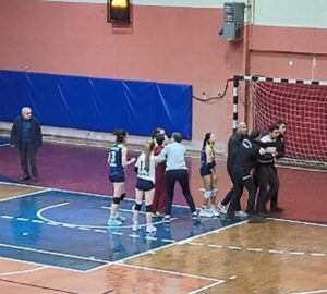 Taraftar sahaya atladı, maç seyircisiz tamamlandı