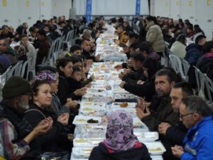Büyükşehir’in iftar sofrasında oruçlar dualarla açıldı