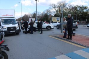 Kavşak içindeki kazada sürücü yaralandı