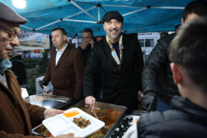 Söke Belediyesi iftar buluşması, Belediye Meydanı’nda yoğun katılımla gerçekleştirildi.