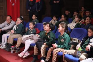 Başkan Çerçioğlu Koçarlı’da minikleri tiyatro ile buluşturdu