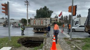 Söke’de Bağarası Kavşağında obruk paniğe paniğe yol açtı