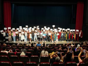 BAŞKAN ÇERÇİOĞLU’NUN BAŞLATTIĞI YARATICI DRAMA ATÖLYESİ’NİN MİNİK ÖĞRENCİLERİNDEN MUHTEŞEM GÖSTERİ