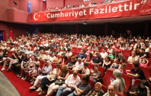 BAŞKAN ÇERÇİOĞLU VATANDAŞLARI TİYATRO İLE BULUŞTURDU