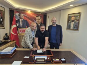 CHP LİSTESİNDEN GELDİ, AK PARTİ’YE GEÇTİ: ÇETİNDAĞ’IN ROZETİNİ ARIKAN TAKTI