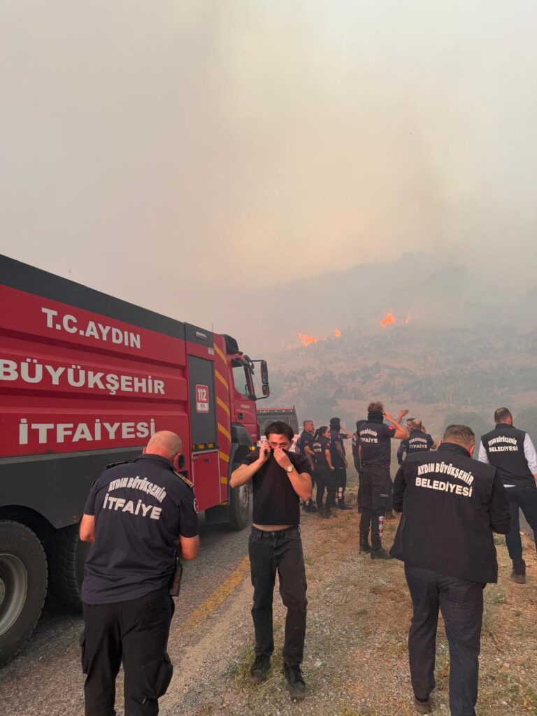 Aydın Büyükşehir Belediyesi Ekipleri Çine’de Yangına Müdahale Ediyor