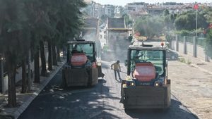BAŞKAN ÇERÇİOĞLU’NUN ÇALIŞMALARIYLA EFELER’İN YOLLARI YENİLENİYOR