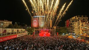 BAŞKAN ÇERÇİOĞLU ON BİNLERCE AYDINLIYI ATATÜRK KENT MEYDANI’NDA KURTULUŞ COŞKUSUNDA BULUŞTURDU