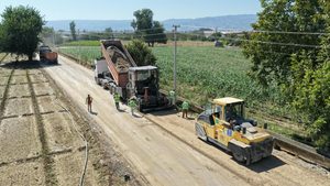 BAŞKAN ÇERÇİOĞLU KIRSAL MAHALLELERDE YOL YENİLEME ÇALIŞMALARINI SÜRDÜRÜYOR