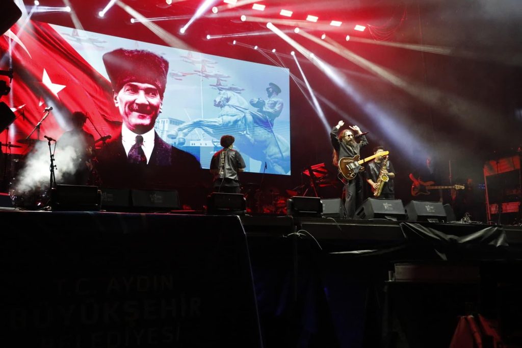 AYDINFEST GENÇLİK FESTİVALİ’NİN İLK GÜNÜNDE 70 BİN AYDINLI DOYASIYA EĞLENDİ